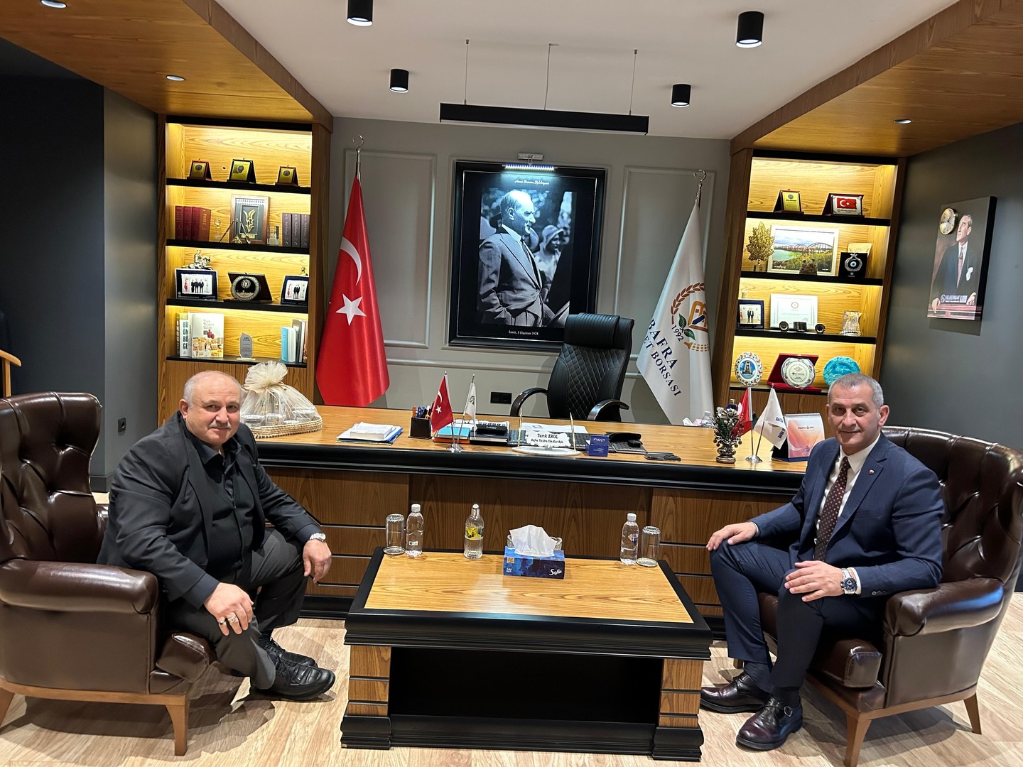 Bafra Ticaret Borsası eski üyelerimizden Hasan Orta, Yönetim Kurulu Başkanımız Tarık Erol’u makamında ziyaret etti.